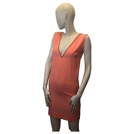 Vestido Maje de seda coral sem mangas e costas nuas com strass Coral