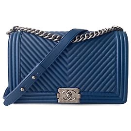 Chanel New Medium Boy Bolsa de pele de cordeiro azul Chevron Azul marinho