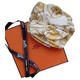 Hermès Seidenbrosche Calèche beige Beige