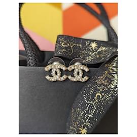 Chanel-CC E18V Logo Classic Pearl Crystal GHW Boucles d'oreilles reçu de la boîte-Doré