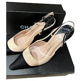 Chanel-Zapatos de tacón Chanel beige con tira trasera-Beige
