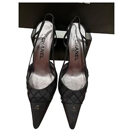Décolleté slingback Chanel in raso nero e strass Nero