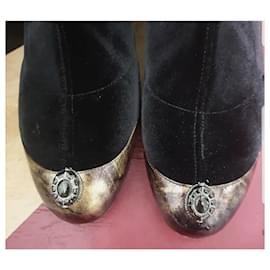 Chanel-Broche Chanel de veludo preto sobre botas rasas até o joelho-Preto