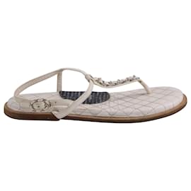 Chanel-Chanel Quilted Thong Sandals in White Leather-White