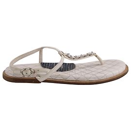 Sandalias Chanel acolchadas en cuero blanco Blanco