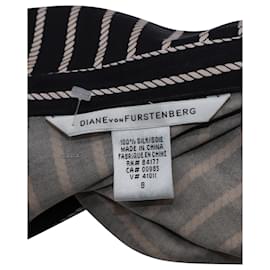 Diane Von Furstenberg-Diane Von Furstenberg Abito a portafoglio in seta nera con motivo a righe e corda intrecciata-Nero