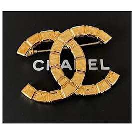Chanel-Broche de metal dorado grande con logo CC en tono dorado-Dorado