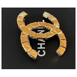Chanel-Broche de metal dorado grande con logo CC en tono dorado-Dorado