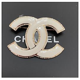 Chanel-Broche grande de metal en tono dorado con logotipo CC de esmalte blanco-Blanco