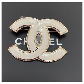 Chanel Große Brosche aus goldfarbenem Metall mit CC-Logo aus weißer Emaille Weiß