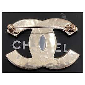 Chanel-Grande spilla in metallo color oro con logo CC in smalto bianco-Bianco