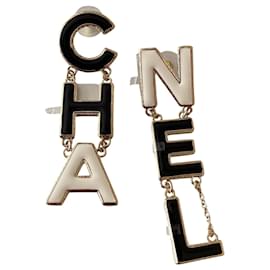 Chanel-CHANEL Boucles d'oreilles en métal doré avec logo en émail noir/blanc-Multicolore