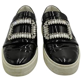 Roger Vivier-Roger Vivier Sneakers mit Kristallschnalle aus schwarzem Lackleder-Schwarz