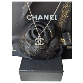 Chanel CC B12Documentos de caixa de colar de cristal atemporal clássico com logotipo V Prata