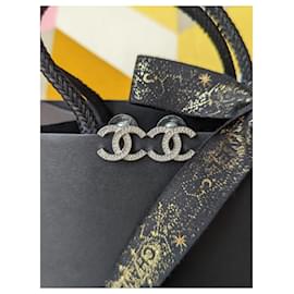 Chanel-CC B20S Classic Crystal Silver Hardware Logo Pendientes caja tarjeta-Plata