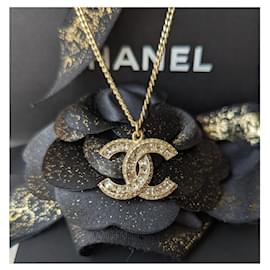 Chanel-CC F16Collier pendentif avec logo en cristal V GHW dans une boîte-Doré
