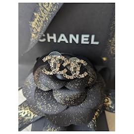 Chanel-alla19Orecchini GHW con logo in cristallo multicolore CC in scatola-D'oro