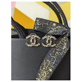 Chanel-alla19Orecchini GHW con logo in cristallo multicolore CC in scatola-D'oro