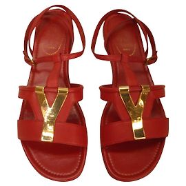 Yves Saint Laurent Sandalen aus rotem Leder mit Y Schmuck Rot
