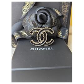 Chanel-CC B14Broche GHW en cristal avec logo à volants en émail noir V-Noir