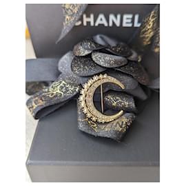 Chanel-CC 15C Dubai Crescent Moon Crystal Pearl Logo GHW Broche-Doré