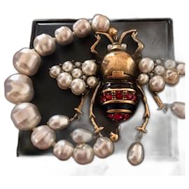 Gucci-GUCCI BEE Bracciale in Metallo Oro invecchiato con Perle e Cristalli-Gold hardware