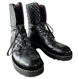 Botas Chanel de pele de cordeiro preta com pérolas e veludo Preto
