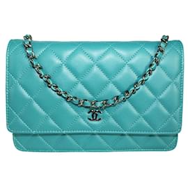 Chanel-Cartera azul turquesa con cadena y "CC" plateada-Azul