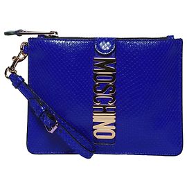 Moschino Clutch aus Schlangenleder mit M-Logo Blau