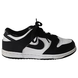 Nike SB Dunk Low em couro preto e branco Multicor