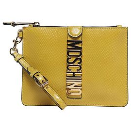 Moschino Clutch de piel de serpiente con logotipo M Amarillo