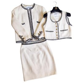 Chanel La Petite Veste Noire Fora de branco