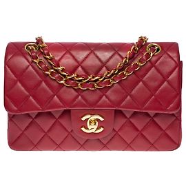 A cobiçada bolsa Chanel Timeless 23 cm com aba forrada em couro acolchoado vermelho granada , garniture en métal doré Vermelho