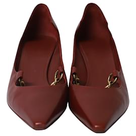 Burberry-Zapatos de tacón medio en punta con eslabones de cadena de Burberry en cuero rojo-Roja