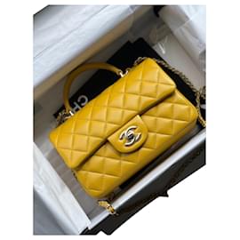 Chanel-Minibolso Chanel clásico con asa en la parte superior-Amarillo