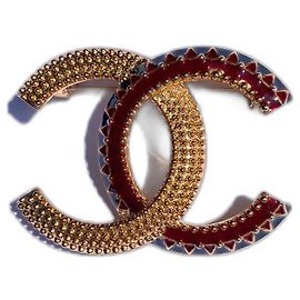 Broche Chanel CC em metal dourado e esmalte Dourado Verde Bordeaux Gold hardware