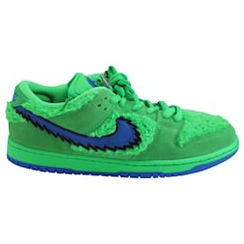 Nike-Nike SB Dunk Low Grateful Dead Sneakers in Bears Green Suede-Green