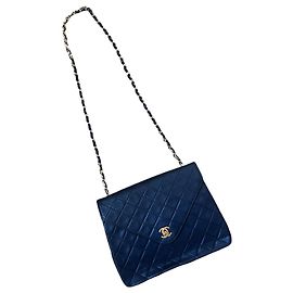 CHANEL Borsa a tracolla con catena foderata con punto V senza tempo Nero