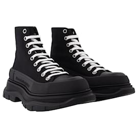 Alexander Mcqueen-Tread Slick Boots in Black Leather-Black