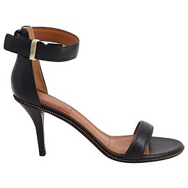 Sandália de salto alto Givenchy com zíper no tornozelo e punho em couro preto Preto