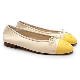 Chanel Ballerines à bout renforcé CC en cuir jaune Blanc Écru