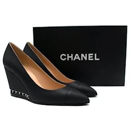 Chanel-Zapatos de salón de piel negra mate con tacón de cuña-Negro