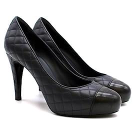 Chanel-Zapatos de tacón con puntera de cuero azul marino y negro-Negro