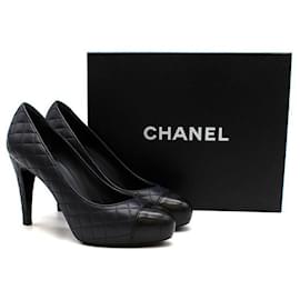 Chanel-Absatzpumps aus marineblauem und schwarzem Leder mit Zehenkappe-Schwarz