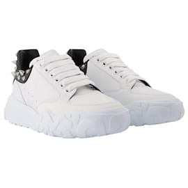 Alexander Mcqueen-Court Trainer Sneaker With Studs in White Leather-White