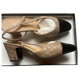 Chanel slingback acolchoado Bege