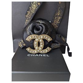 Chanel CC F15V Logo GHW Pearl e Crystal Brooch box docs Dourado
