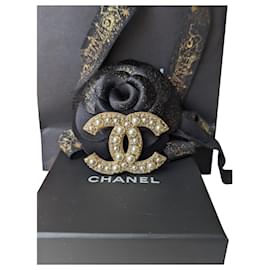 Chanel-CC F15V Logo GHW Pearl e Crystal Brooch box docs-Dourado