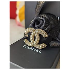 Chanel-CC F15V Logo GHW Pearl et Crystal Brooch box docs-Doré