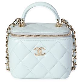 Chanel Hellblauer gesteppter Lammfell-Mini-Waschtisch Blau
